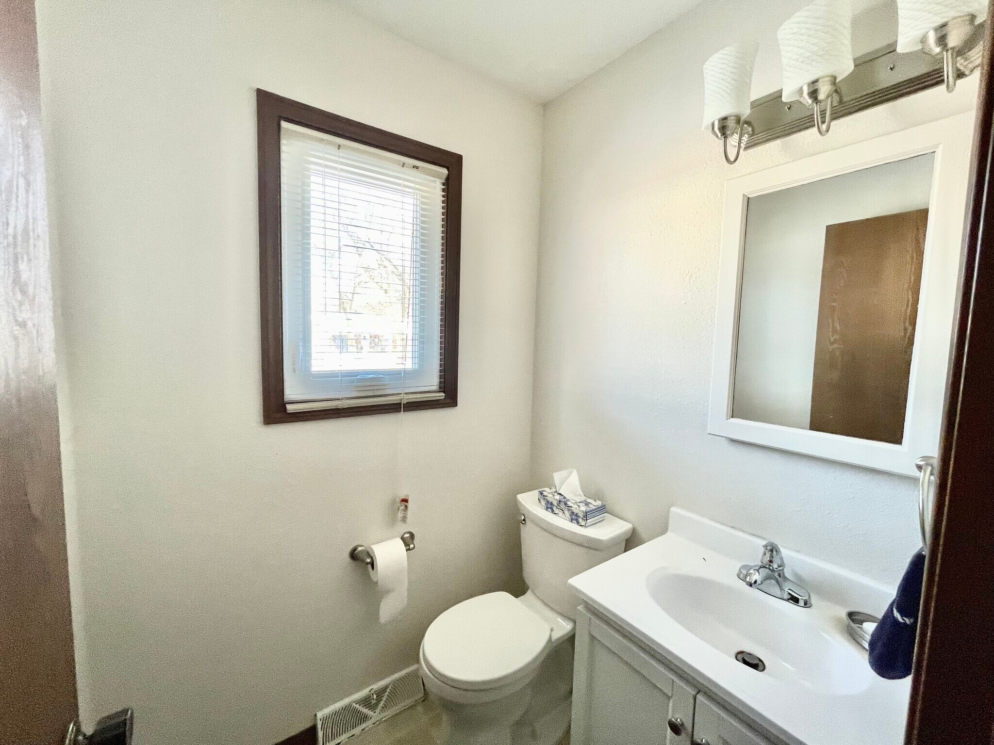 Building Photo - 11055 Riverbend Ct E