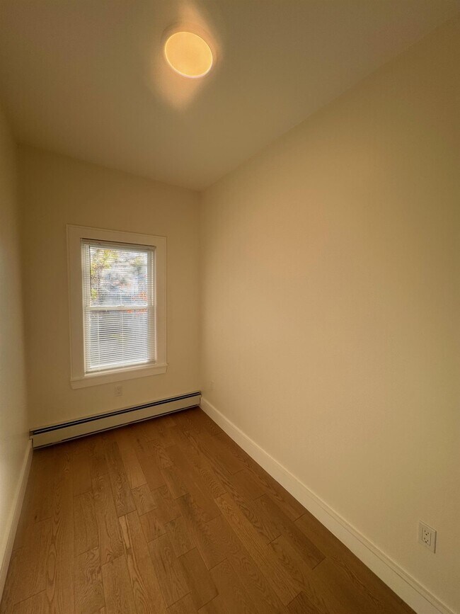 Building Photo - 13 Bristol St