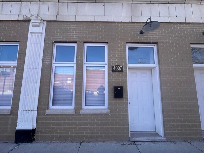 Building Photo - 4007 W School St