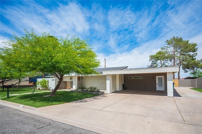 Building Photo - 330 E Country Club Dr