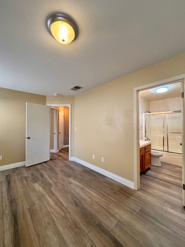 Building Photo - 5708 Clear Valley Ct