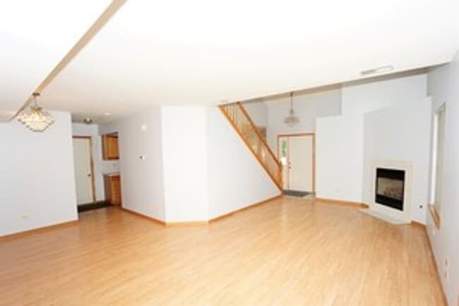Building Photo - Beautiful 3 bedroom 2.5 Bathroom townhome