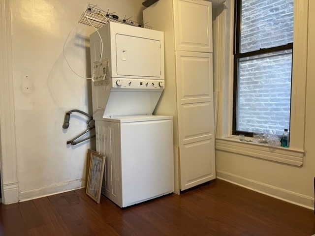 Building Photo - 260 W 24th St