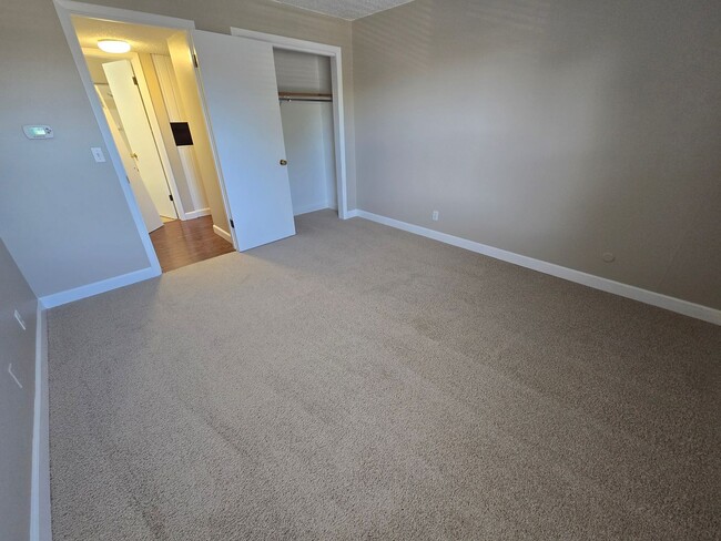 Building Photo - Sunny and Fresh One Bedroom Condo Available For Rent in Louisville!