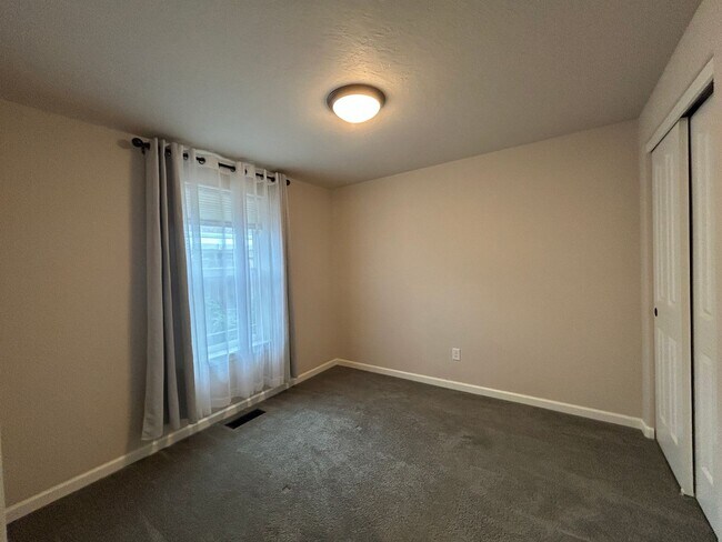 Building Photo - Corner Lot 3 Bed / 2 Bath Home with RV Parking – NW Redmond