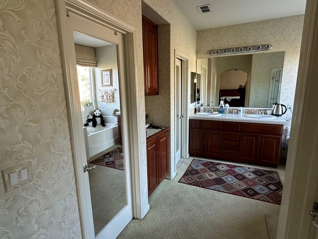 Building Photo - 1013 Ridgeview Dr