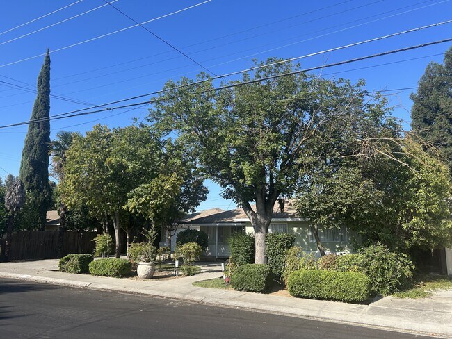 Building Photo - 137 Las Flores Ave