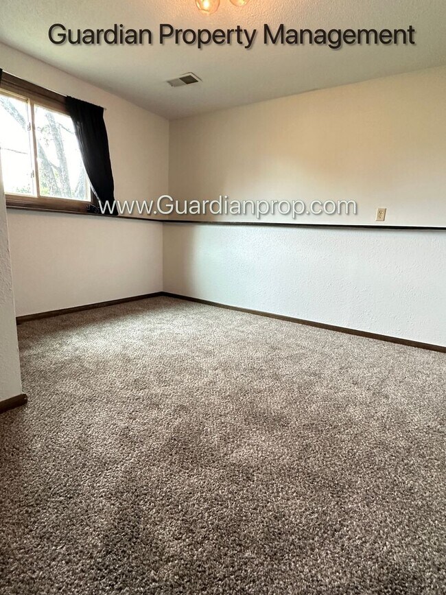 Building Photo - Crystal Single Family Home, Large Fenced Back Yard, 2 Car Garage, Dishwasher, Available Sept 1st