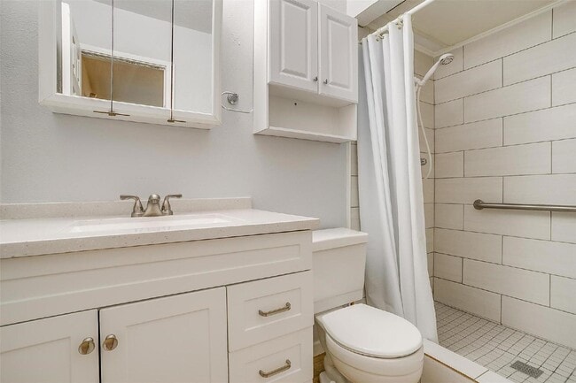 Building Photo - Cozy meets stylish in this 3 bedroom + 2 b...