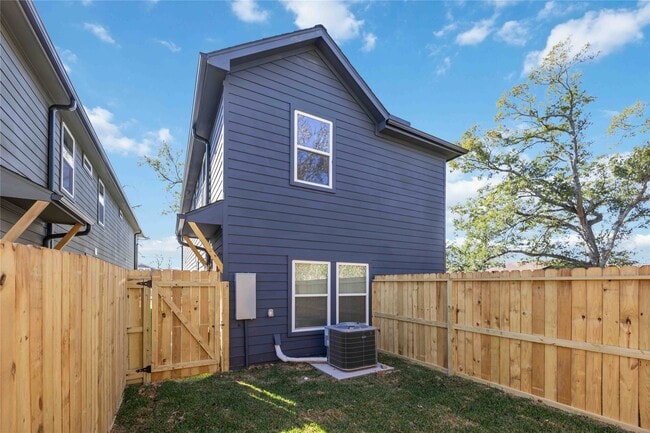 Building Photo - 5811 Senior St