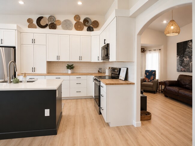 Building Photo - 3 bedroom Ranch home in Pronghorn Meadows and 3 car Garage