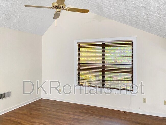 Building Photo - 2136 Clementine Dr