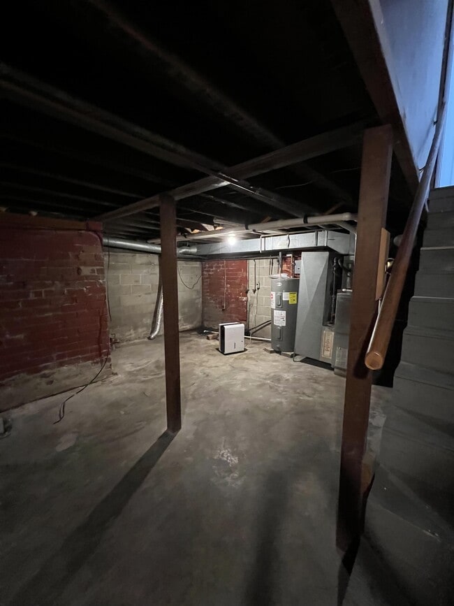 Building Photo - 527 N Walnut St