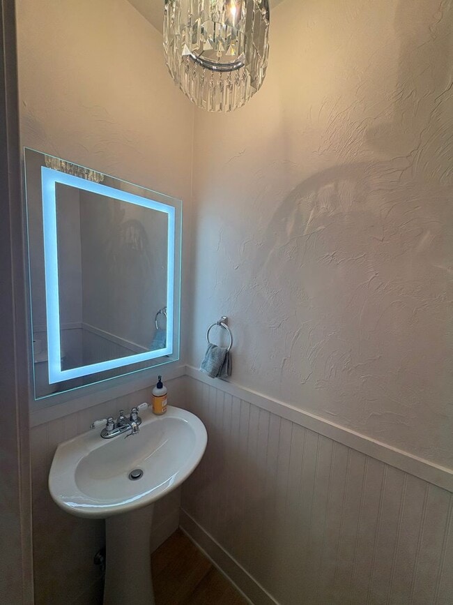 Building Photo - 4-bedroom, 2.5-bath home located on Poly.