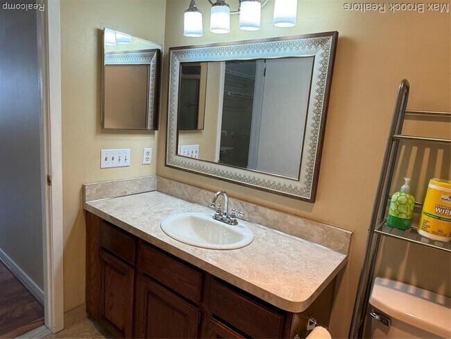 Building Photo - 6670 Maple Lakes Dr