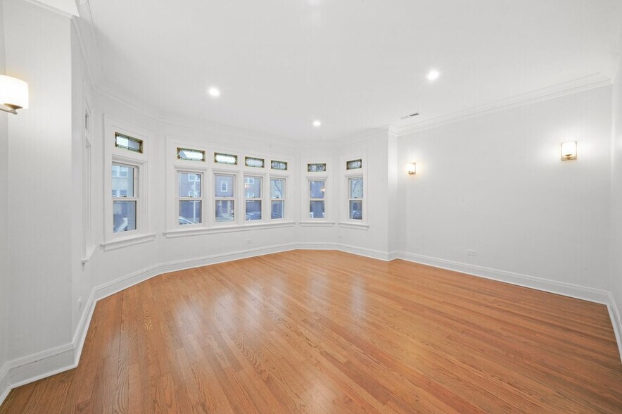Building Photo - 2737 W Lunt Ave
