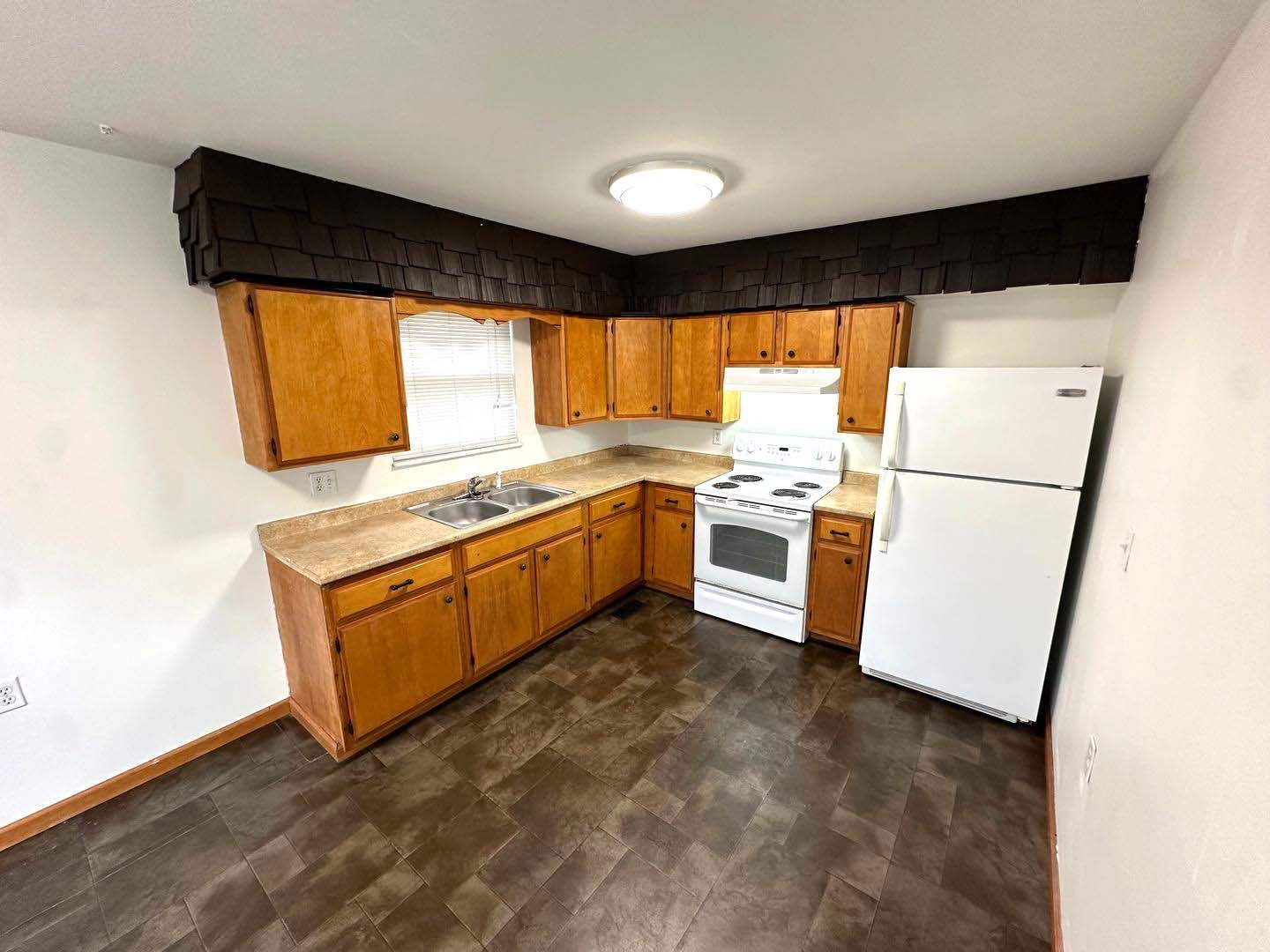 Building Photo - 3028 Meadowview Dr