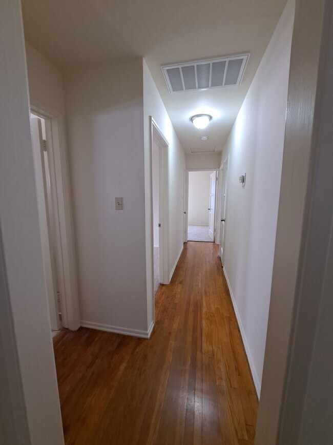 Building Photo - 3 BEDROOM HOME W/CENTRAL AIR CONDITIONING