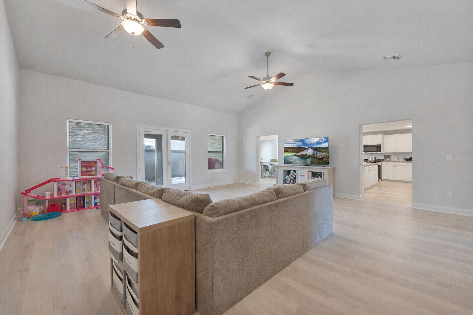 Building Photo - 5833 Crestlake Dr