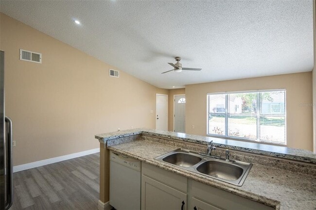 Building Photo - 1025 Clovercrest Rd