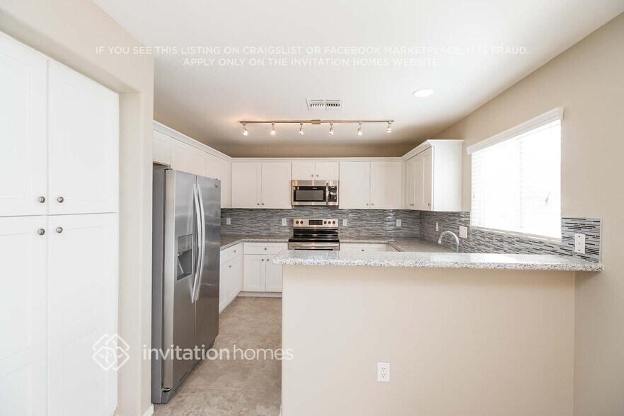 Building Photo - 1429 E Rosebud Dr