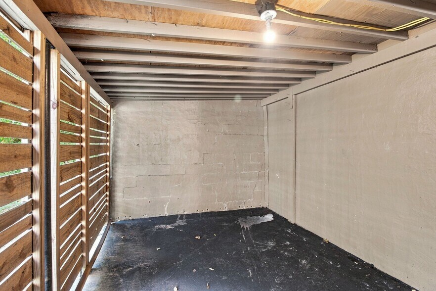 Building Photo - 5713 Vine Ridge Dr