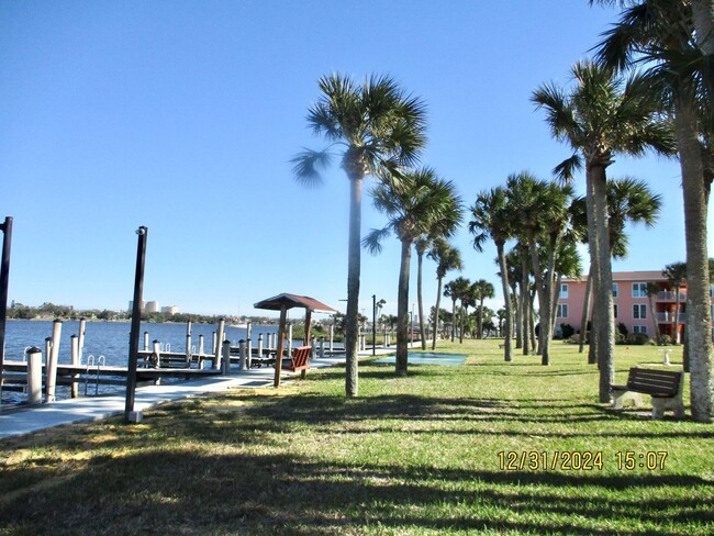 Building Photo - furnished apartment with intracoastal acce...