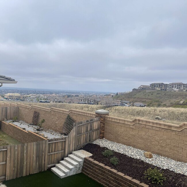 Building Photo - 5 Bedrooms Home in Russell Ranch