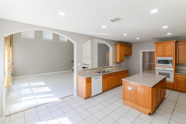 Building Photo - 9605 Pinehurst Dr