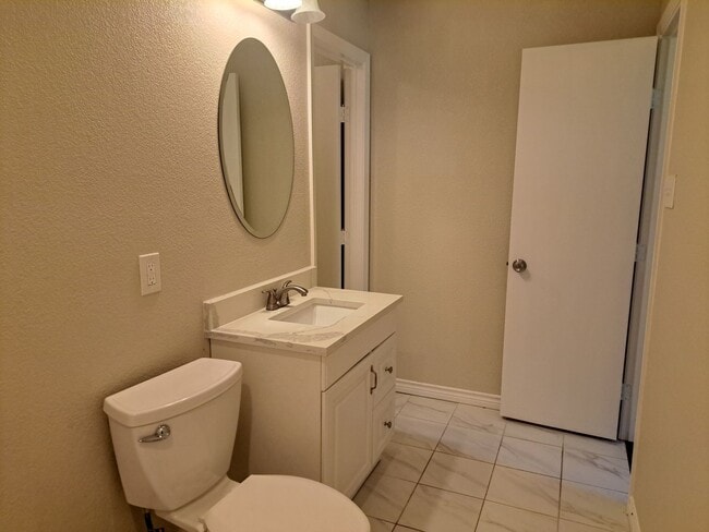 Building Photo - Renovated 4 bedroom 2.5 bath