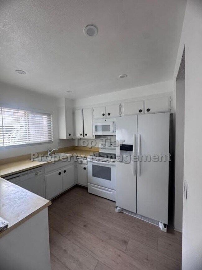Building Photo - Rare Lower Unit with Stunning Views & In-Unit Laundry