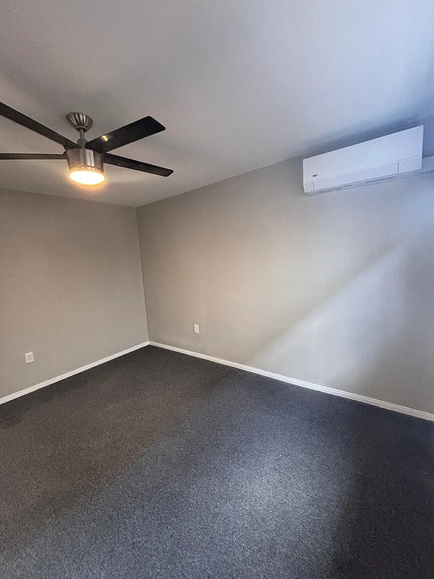 Building Photo - 131 E 82nd Pl