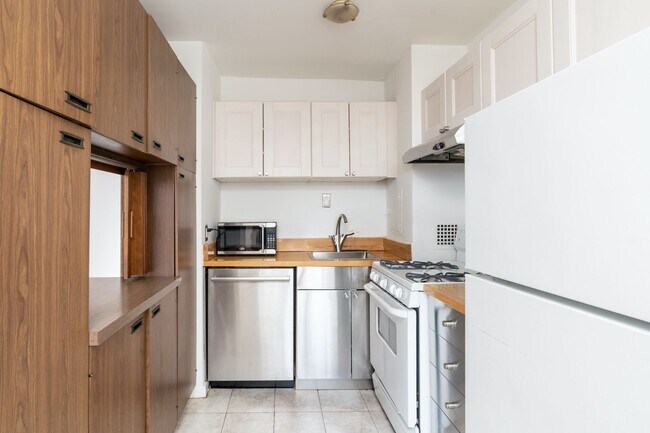 Building Photo - Sunny 2 BR at Claridge House Coop