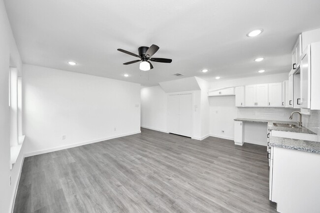 Building Photo - 2322 Wavell St
