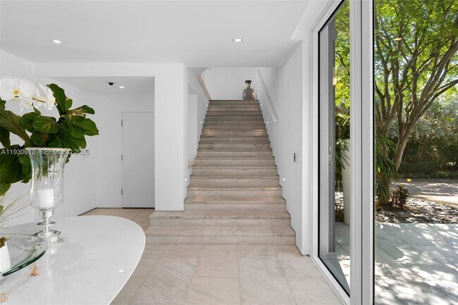 Building Photo - 481 S Mashta Dr