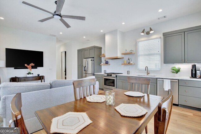 Building Photo - 2bd/2.5ba in Trilith. LakeFront Views!