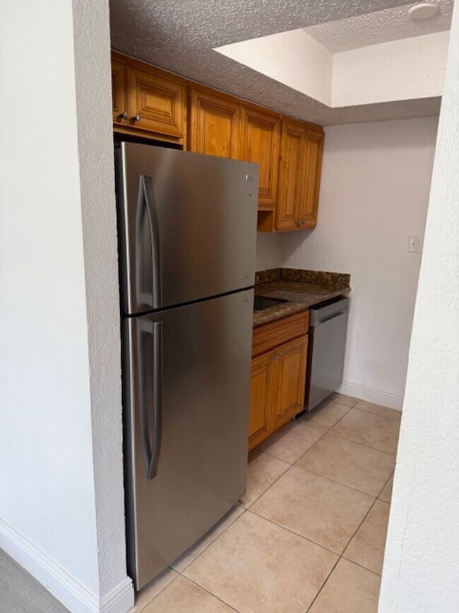 Building Photo - Privately owned 3 bedroom condo