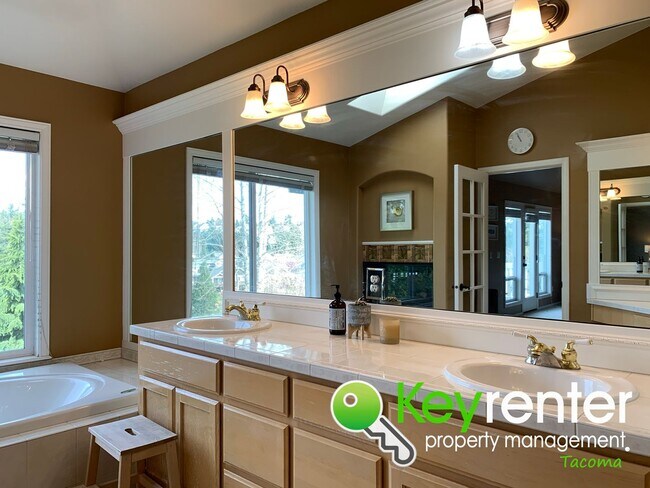 Building Photo - Luxurious House in North East Tacoma!!