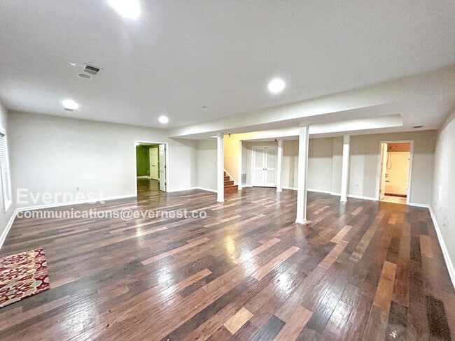 Building Photo - 3059 Southampton Dr