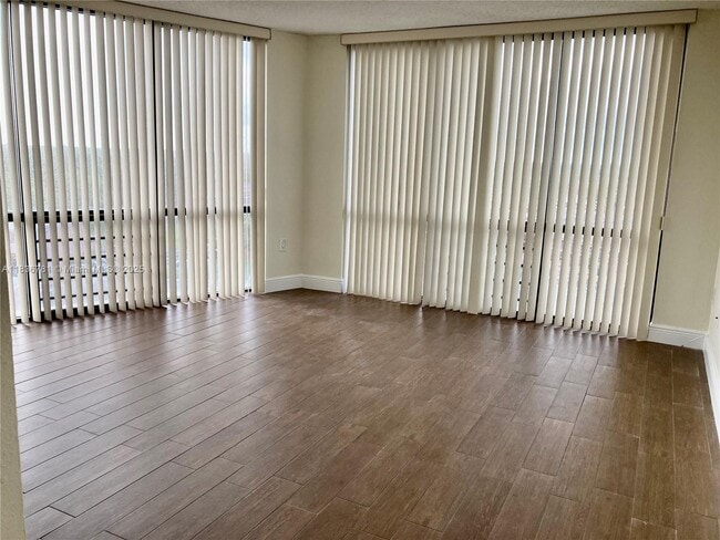 Building Photo - 13951 Kendale Lakes Cir