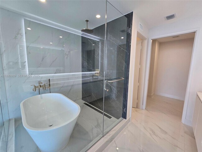 Building Photo - 700 NE 24th St