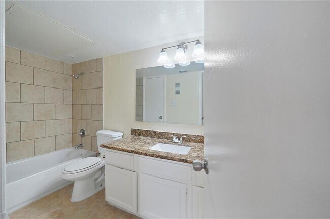 Building Photo - 3900 Woodchase Dr