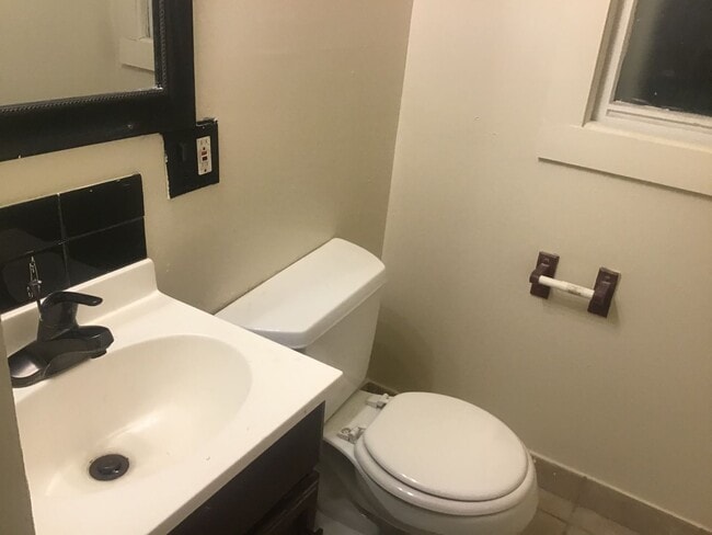 Building Photo - 4 Bedroom 1.5 bathroom Single Family Home