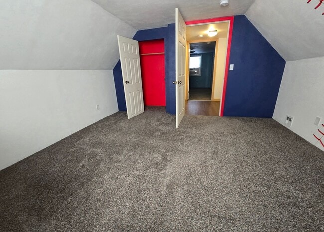 Building Photo - 4 bed, 1 bath House with 1 car garage