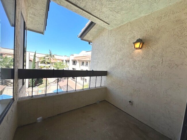 Building Photo - Spacious 3BD/2BA Condo in Mission Greens -...