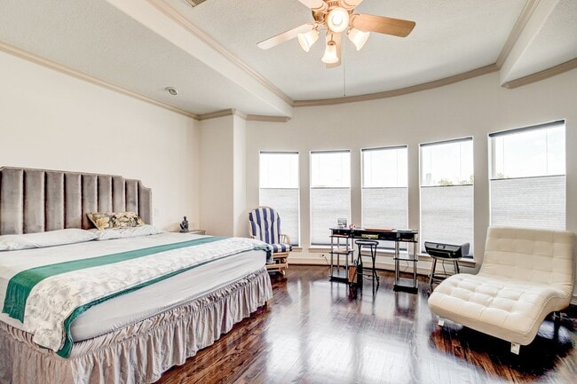 Building Photo - Stunning 3 Bed / 3.5 Bathroom in Heart of Hyde Park/Montrose!