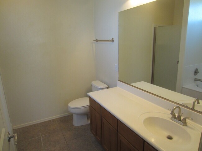 Building Photo - AVAILABLE NOW! Handsome 3 Bedroom 2 Bath V...
