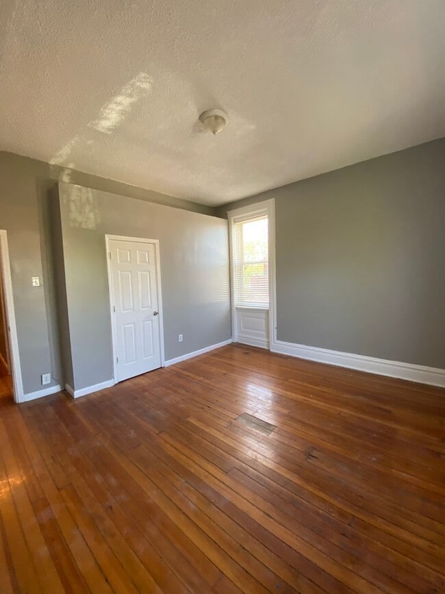 Building Photo - Get it while it lasts! Spacious 4 Bedroom ...