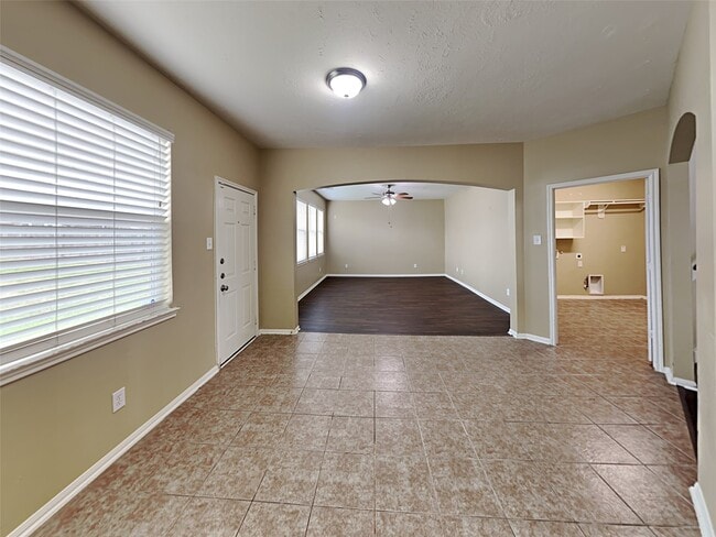 Building Photo - 1927 Makenna Ln