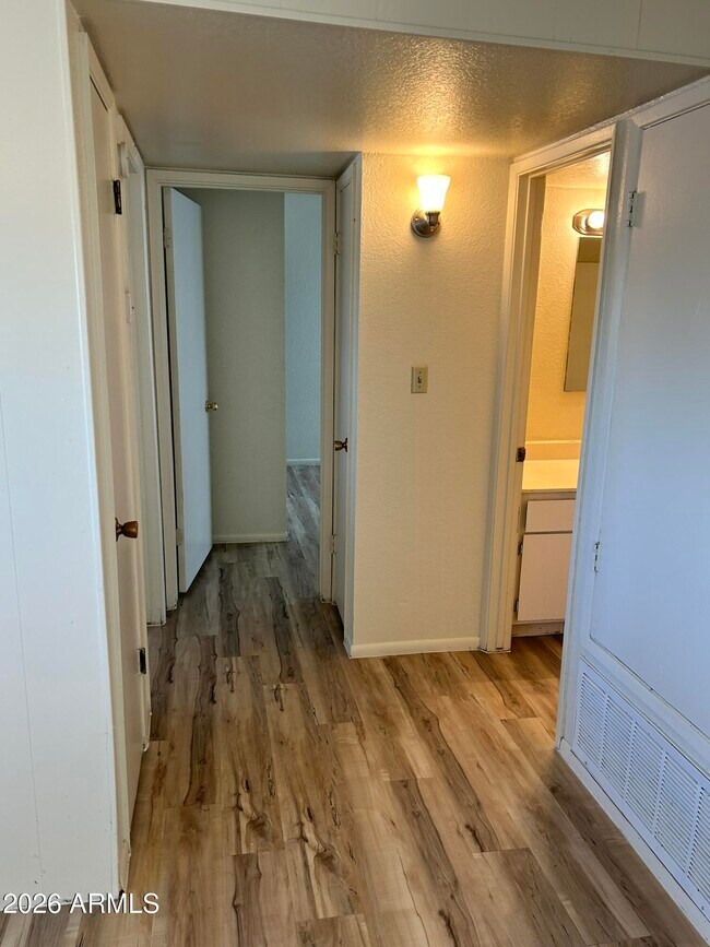 Building Photo - 2652 E Oakleaf Dr